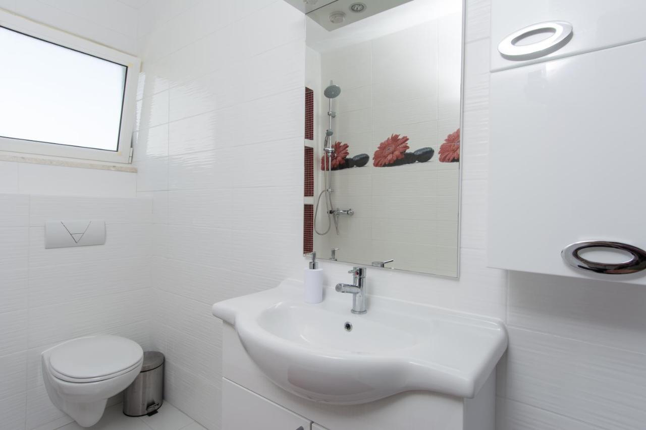 Lux Apartman S Pogledom Na More Trogir Exterior photo